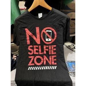 Funny “No Selfie Zone” Graphic T-Shirt Black Adult Size L Delta Pro Weight